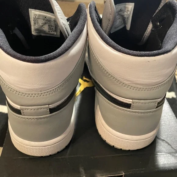 Air Jordan 1 Mid ‘Smoke Grey